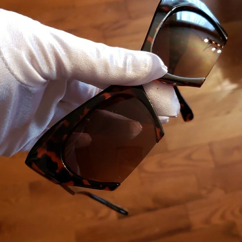 𝅺FASHION sunglasses.